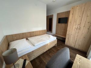 Postel nebo postele na pokoji v ubytování Pension Alpina