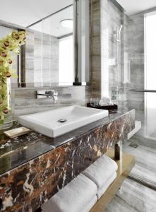 Renaissance Lucknow Hotel, Gomti Nagar的一间浴室