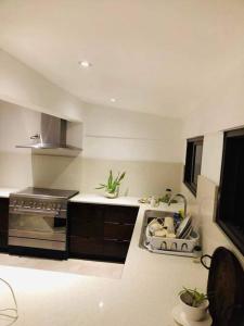 uma cozinha com um fogão e um lavatório em Entire 3 bedroom Fully Furnished House, 6 Guests em Suva