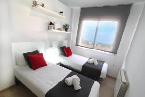 Habitación pequeña con 2 camas y ventana en Salou. Sol, playa y relax., en Salou