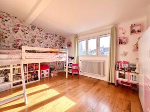 a bedroom with two bunk beds and a window at Magnifique maison familiale - Idéalement située pour les JO 2024 in Colombes
