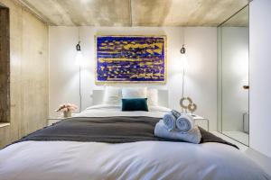 - une chambre avec un grand lit et des serviettes dans l'établissement L'INOX, à Toulouse