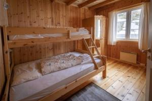 Bunk bed o mga bunk bed sa kuwarto sa Explorers Cabin Lofoten Edge