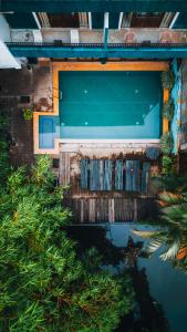 an overhead view of a swimming pool in a garden at Woodnest Summerside in Negombo