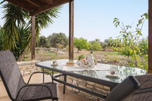 una mesa con un set de té en el patio en Holiday house with sea view and private garden en Samos