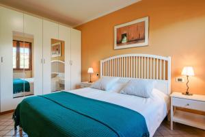 1 dormitorio con 1 cama grande con manta azul en I BROLI - lovely nest with pool, en Polpenazze del Garda