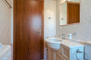 Et badeværelse på I BROLI - lovely nest with pool + 20 billeder