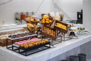 ein Buffet mit verschiedenen angebotenen Speisen in der Unterkunft Novotel Shanghai JingAn in Shanghai