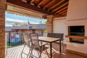 En balkon eller terrasse på I BROLI - lovely nest with pool