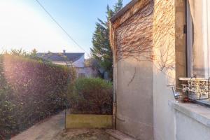 メゾン・アルフォールにあるLuxury studio Maisons-Alfort with gardenの塀付家の入口