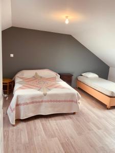 Un dormitorio con dos camas en un ático. en Maison de campagne, en Saint-Santin-Cantalès 4 fotos más