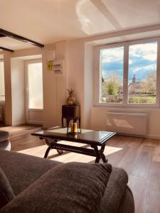 Una sala de estar con un sofá y una mesa de café. en Maison de campagne, en Saint-Santin-Cantalès