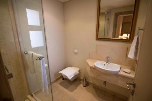 A bathroom at Marina Residence Suites Port Ghalib