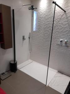 y baño con ducha y puerta de cristal. en Villa Francine, en Bouc-Bel-Air