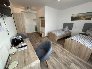 Second Home في مرسيبورغ: غرفة معيشة مع سرير وطاولة وكراسي