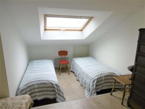 twee bedden in een kamer met een dakraam bij Maison 5 pièces 8 personnes à 300 m de la plage - Gwenola in Saint-Gildas-de-Rhuys