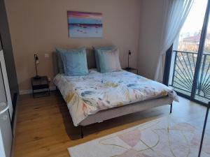 Villa Francine في بوك بيل إير: غرفة نوم مع سرير ووسائد زرقاء