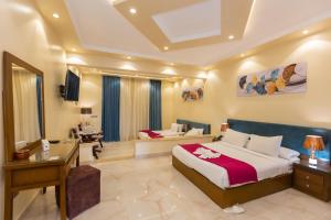 Ramage Hotel & Resort في القاهرة: غرفة نوم بسرير ومكتب واريكة