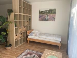 Habitación con cama y estante para libros en Sorinas Unterkunft WB7 Top 3, 