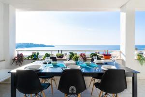 un comedor con mesa y sillas y el océano en Mediterranean Way - Rits, en Salou