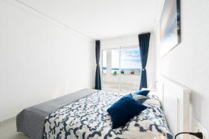 1 dormitorio con cama y ventana grande en Mediterranean Way - Rits, en Salou