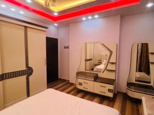 a dressing room with a mirror and a bed at برج الولاء بالغشام شقة فندقية Vip in Manshīyat as Sādāt +8 photos