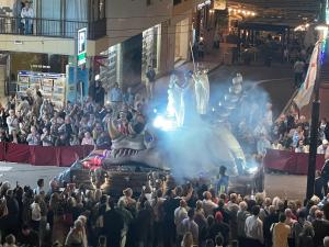 a crowd of people standing around a car in front of a crowd at Apartamento Calpe in Calpe