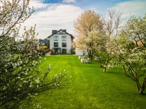 uma casa no meio de um quintal com árvores em H&G Boutique Apartments em Oświecim