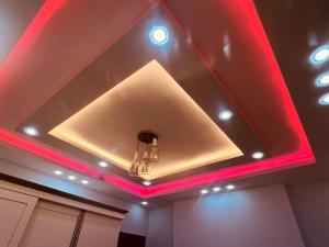 - un plafond avec une lumière rouge dans la chambre dans l'établissement برج الولاء بالغشام شقة فندقية Vip, à Manshīyat as Sādāt
