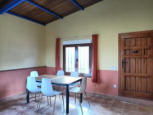 comedor con mesa y sillas en La Venta de las Estrellas Casas Rurales en Valdepeñas