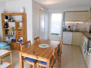 Kuchyňa alebo kuchynka v ubytovaní Maisonnette 3 pièces 4 à 6 personnes à 50 m de la plage WIFI - MALO