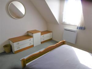 Posteľ alebo postele v izbe v ubytovaní Maisonnette 3 pièces 4 à 6 personnes à 50 m de la plage WIFI - MALO