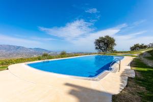 - une piscine dans une villa avec vue dans l'établissement Modern Marbella Villa, Pool, Ocean & Mountain View, à La Mairena