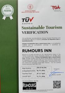 eine Genehmigung für ein Tennisturnier mit grünem Hintergrund in der Unterkunft Rumours Inn in Istanbul