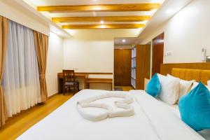 Una cama o camas en una habitación de Pokhara Alpine and Springs