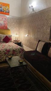 DAR LALLA Aicha 2 في الرباط: غرفة نوم بسرير وطاولة واريكة