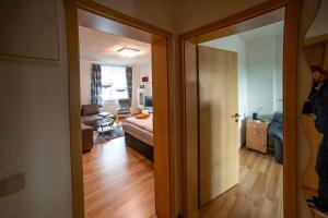 Zimmer mit einer Tür zum Wohnzimmer in der Unterkunft Moderne Ferienwohnung in der Stadt in Forst