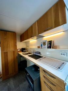 uma pequena cozinha com um lavatório e um fogão em Amazing Guesthouse in Broek in Waterland em Broek in Waterland