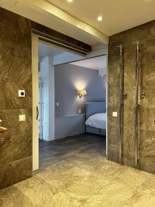 1 dormitorio con 1 cama y puerta corredera de cristal en Amazing Guesthouse in Broek in Waterland, en Broek in Waterland