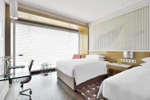 Renaissance Lucknow Hotel, Gomti Nagar客房内的一张或多张床位