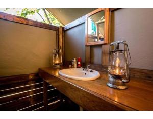 a bathroom with a sink and a mirror at Mankwe Camping in Chiro Pan