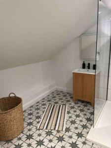 uma casa de banho com um lavatório, um chuveiro e um tapete em Apartment over barn with views em Mobberley