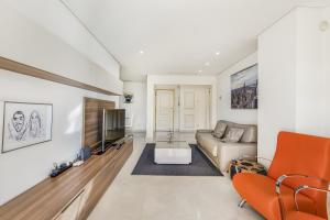 - un salon avec un canapé et une télévision dans l'établissement Vista Real, à Marbella