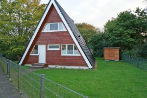 ダンプにあるZeltdachhaus mit moderner Ausstattungの庭葺き小屋