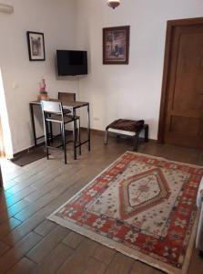 sala de estar con mesa y alfombra en Kayenne holiday rentals, en Iznájar