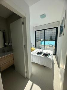 1 dormitorio con 1 cama y baño con ventana en Prestige Apartament III, en Torrevieja