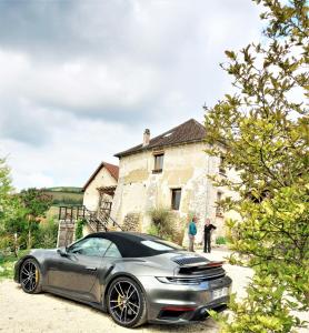 a silver car parked in front of a house at Gîte Champagne LA PARCELLE in Connigis