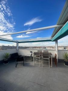 patio con mesa y sillas en el balcón en Prestige Apartament III, en Torrevieja