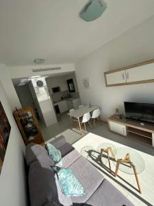 sala de estar con sofá y mesa en Prestige Apartament III, en Torrevieja