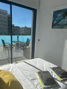 1 dormitorio con cama y vistas a un patio en Prestige Apartament III, en Torrevieja